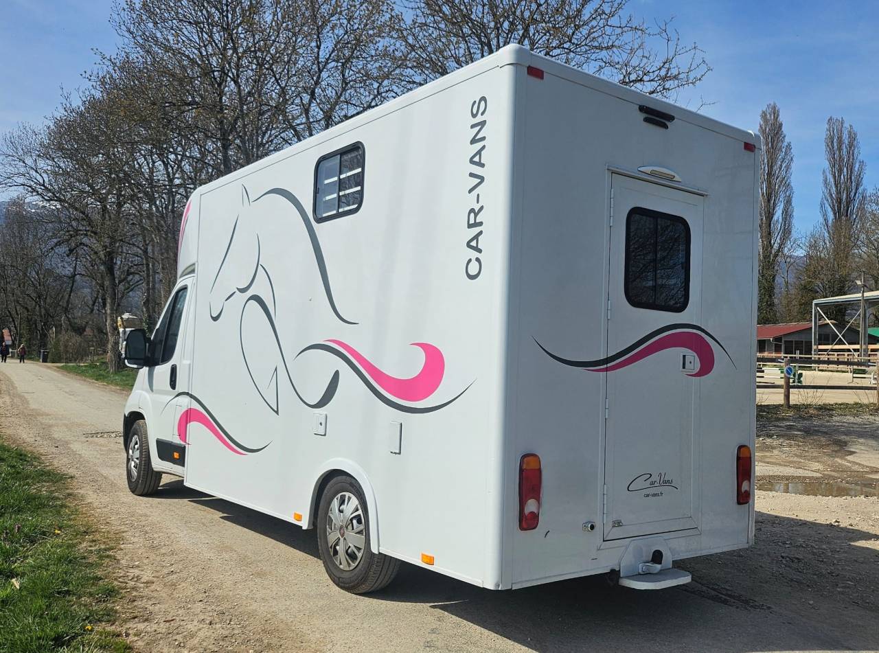 Furgoneta para caballos Fiat  Ducato 2,2 Diesel  180 chevaux 2023 De segunda mano