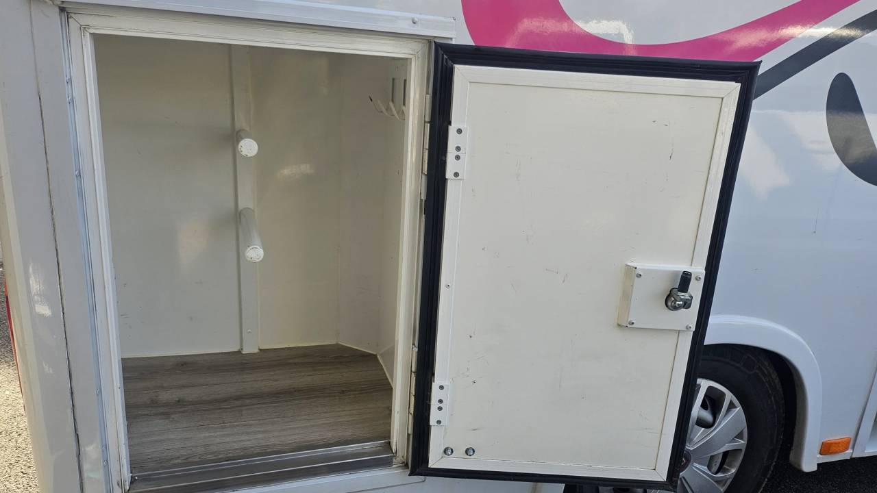 Furgoneta para caballos Fiat  Ducato 2,2 Diesel  180 chevaux 2023 De segunda mano