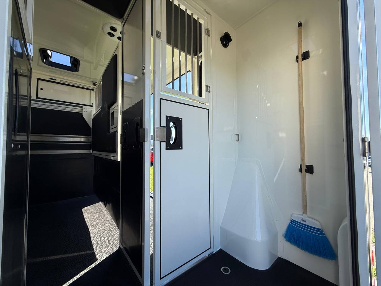 Furgoneta para caballos Ameline HARAS  2025 Nuevo