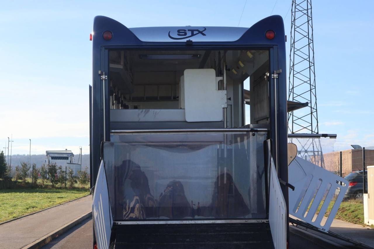 Cami&oacute;n para caballos STX STX 6 CHEVAUX MEGA POP OUT 2011 De segunda mano