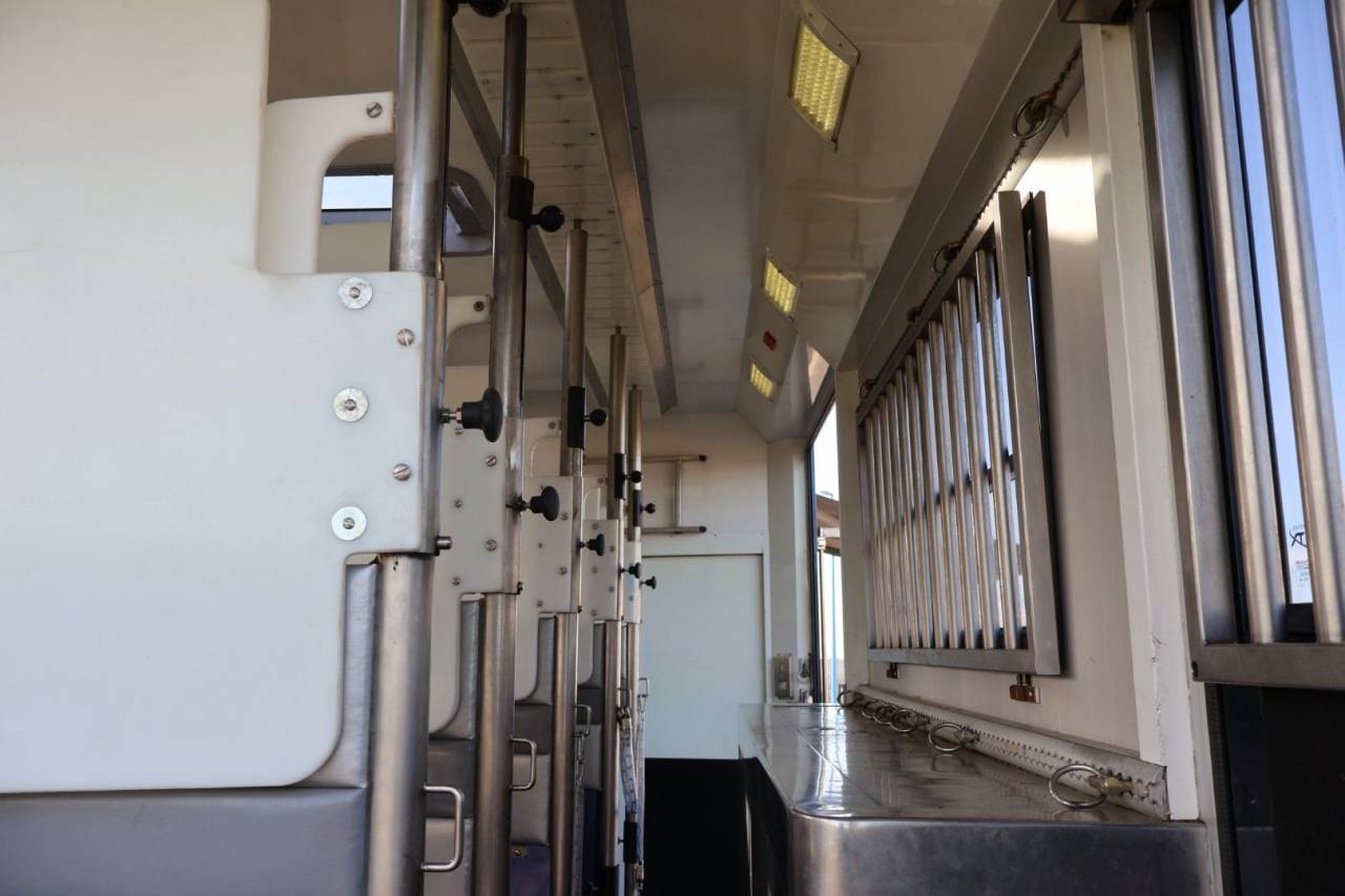 Cami&oacute;n para caballos STX STX 6 CHEVAUX MEGA POP OUT 2011 De segunda mano