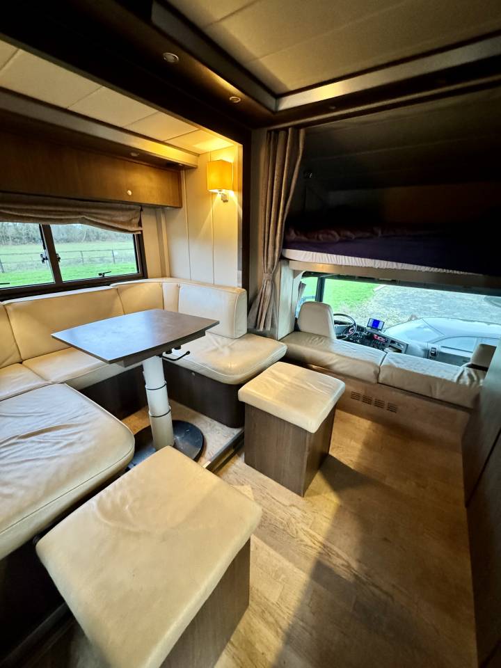 Cami&oacute;n para caballos Scania P380 2010 De segunda mano