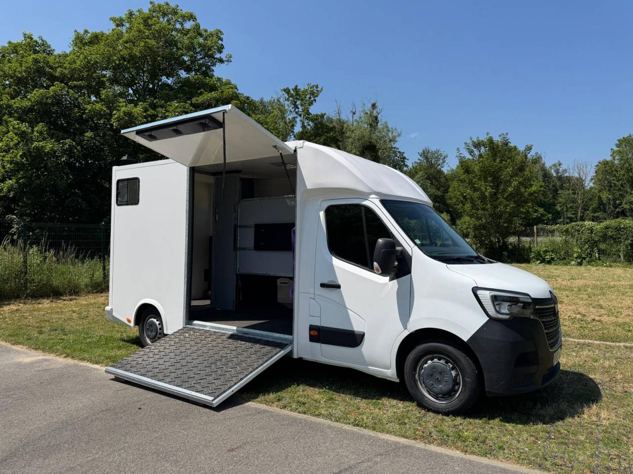 Furgoneta para caballos AP Petit Renault Master 2019 De segunda mano