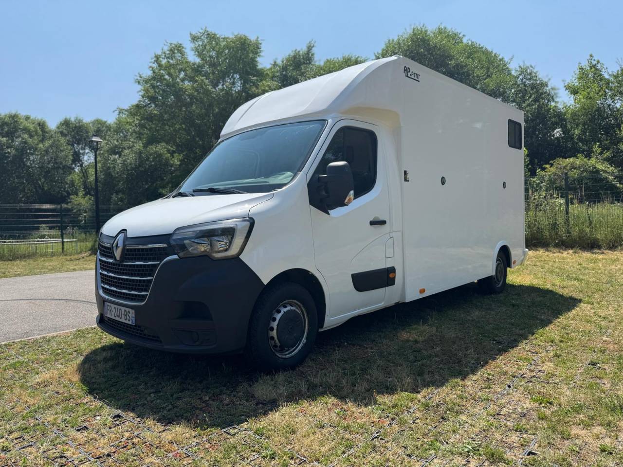 Furgoneta para caballos AP Petit Renault Master 2019 De segunda mano