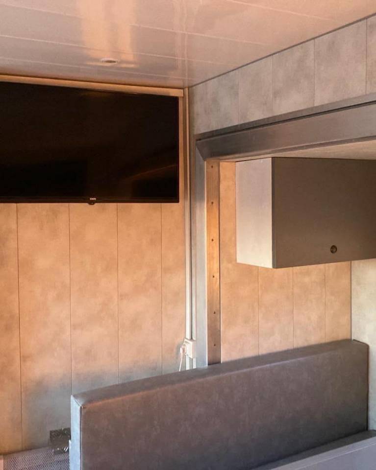 Cami&oacute;n para caballos Renault MEDIUM 2006 De segunda mano