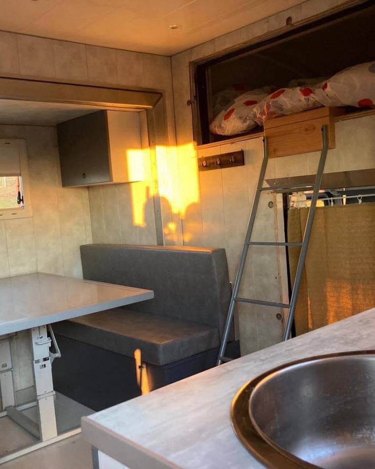 Cami&oacute;n para caballos Renault MEDIUM 2006 De segunda mano