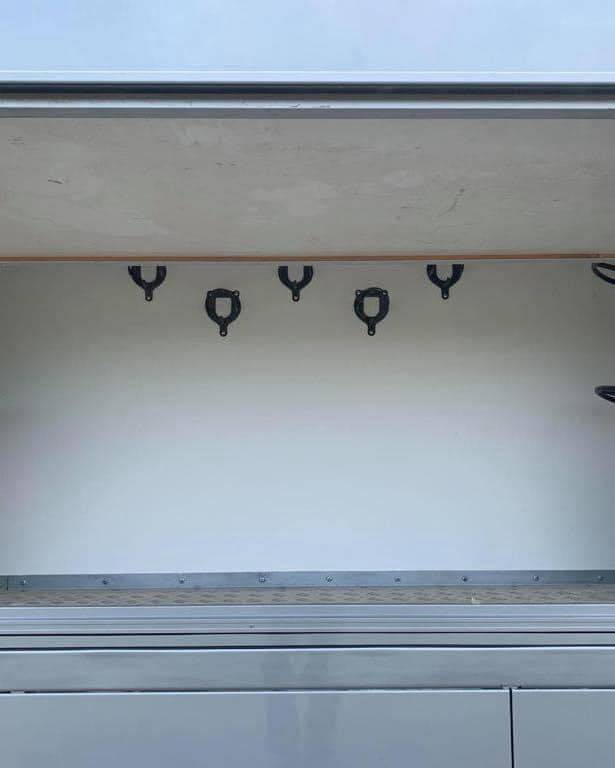 Cami&oacute;n para caballos Renault MEDIUM 2006 De segunda mano