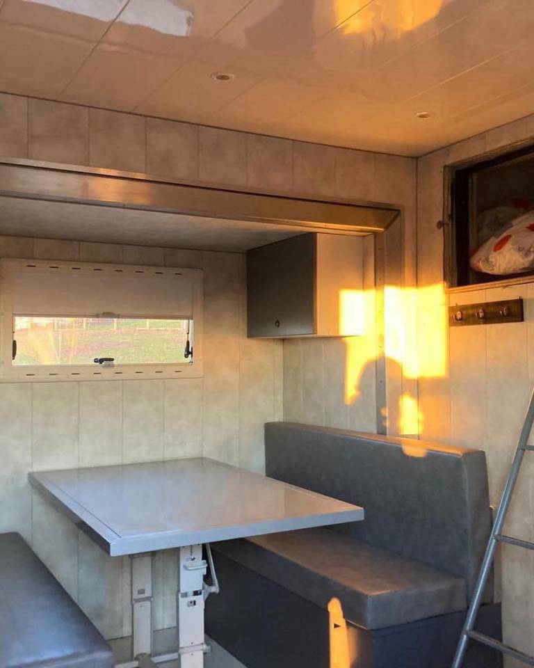 Cami&oacute;n para caballos Renault MEDIUM 2006 De segunda mano