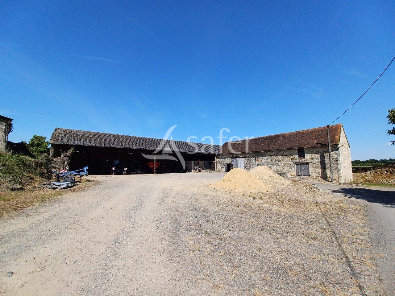 Explotaci&oacute;n agr&iacute;cola En venta Vienne