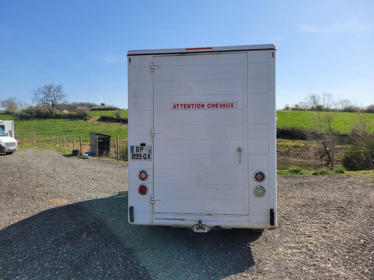 Furgoneta para caballos Renault Rucel 2005 De segunda mano