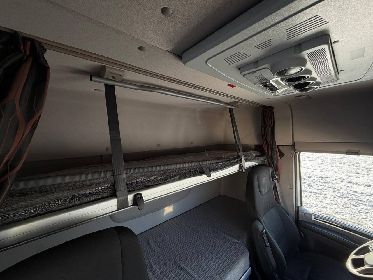 Cami&oacute;n para caballos Daf SEMI-REMORQUE 10P-APPARTEMENT 4P 2017 De segunda mano