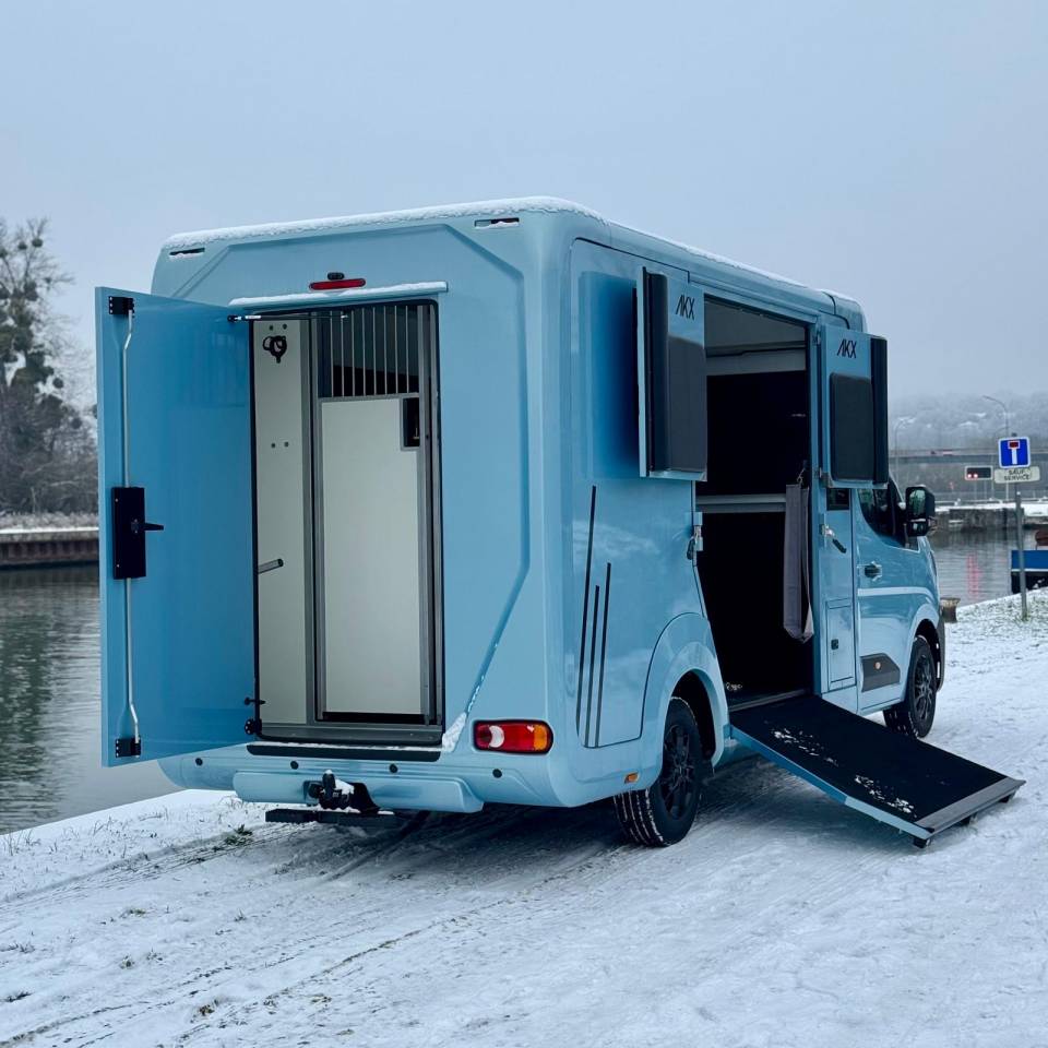 Furgoneta para caballos AKX CONCEPTPGO 5  2026 Nuevo