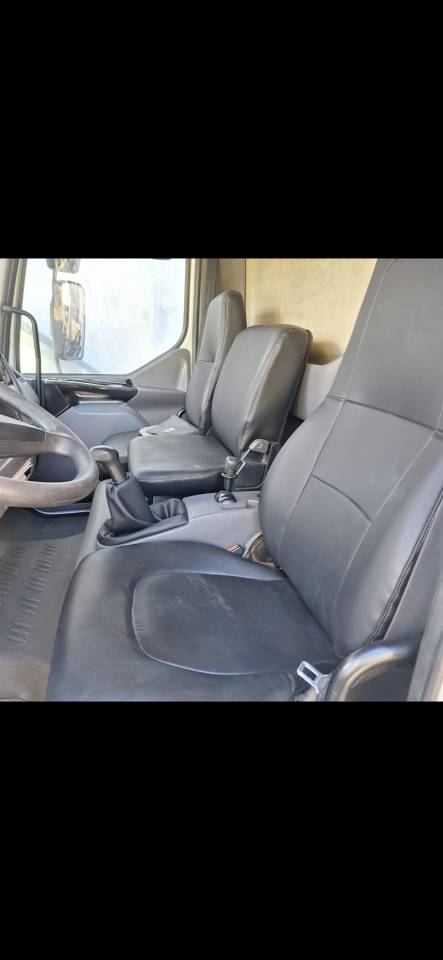 Cami&oacute;n para caballos Renault Midlum  2004 De segunda mano