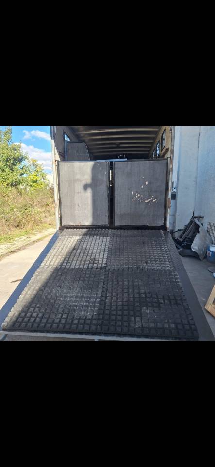 Cami&oacute;n para caballos Renault Midlum  2004 De segunda mano