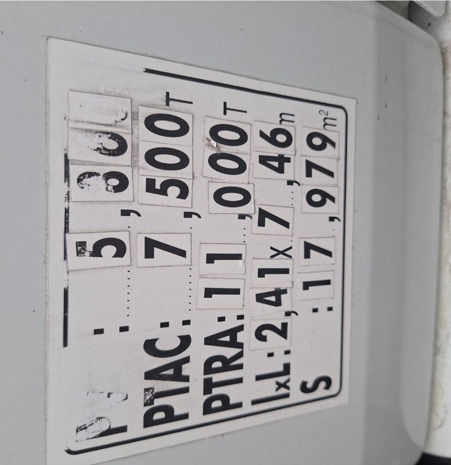 Cami&oacute;n para caballos Renault Midlum  2004 De segunda mano