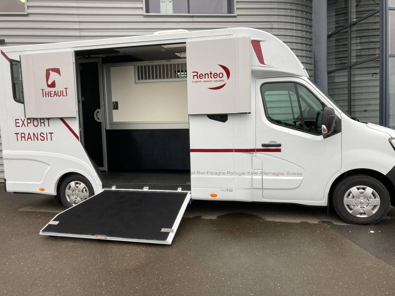 Furgoneta para caballos Renault CAMION THEAULT 2024 De segunda mano