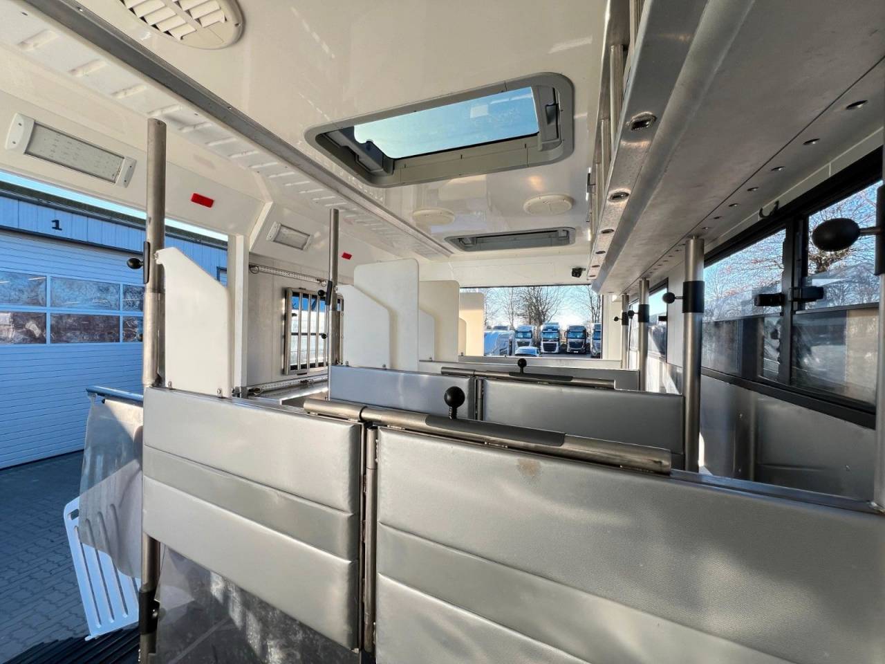 Cami&oacute;n para caballos Mercedes MERCEDES-BENZ 0 De segunda mano