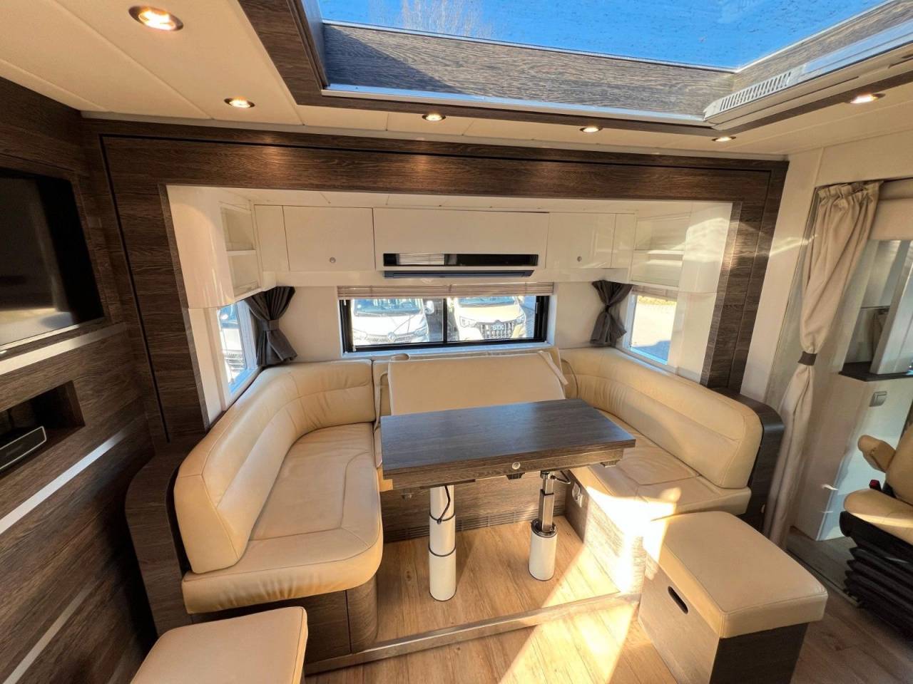 Cami&oacute;n para caballos Mercedes MERCEDES-BENZ 0 De segunda mano