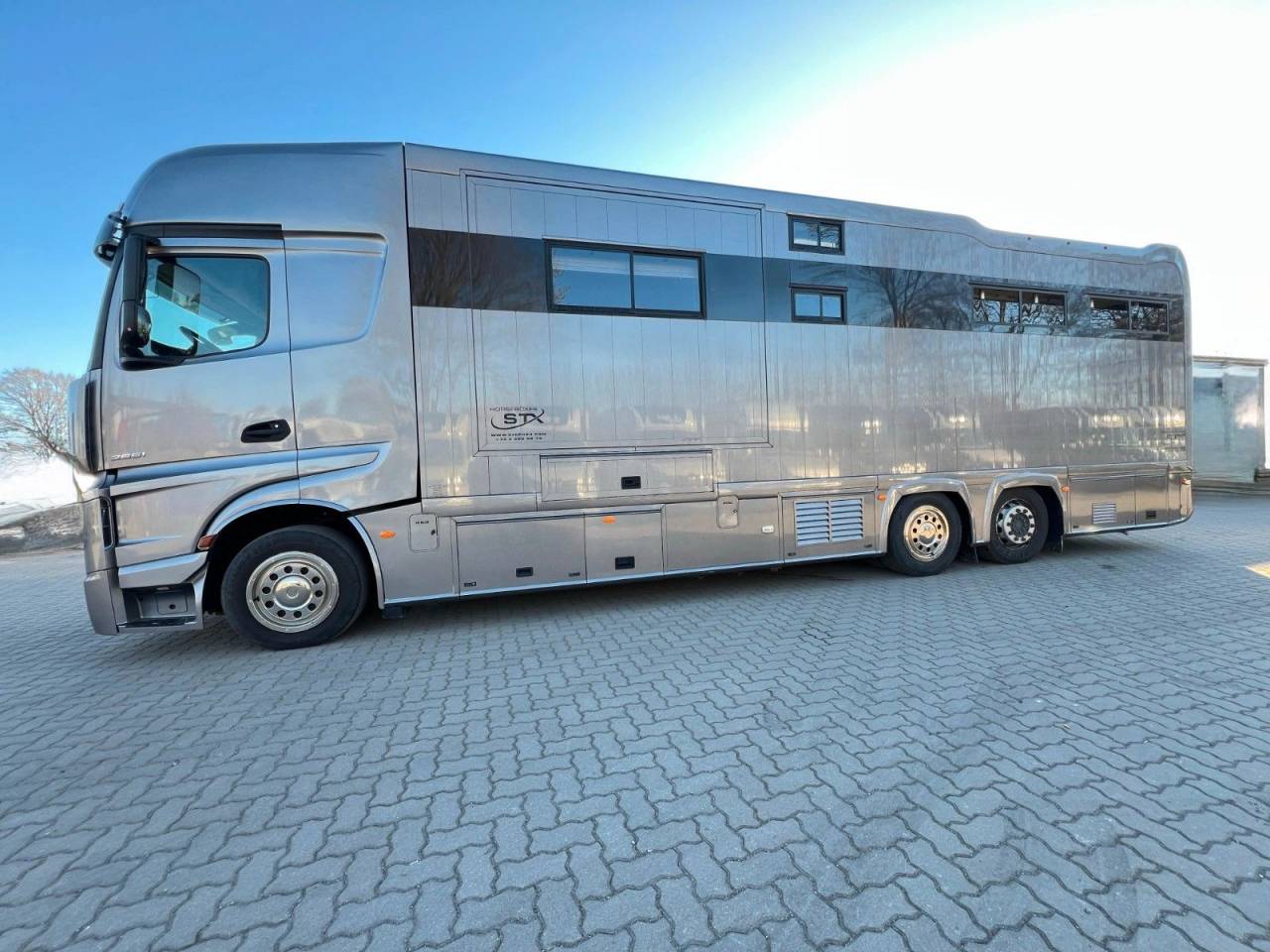 Cami&oacute;n para caballos Mercedes MERCEDES-BENZ 0 De segunda mano