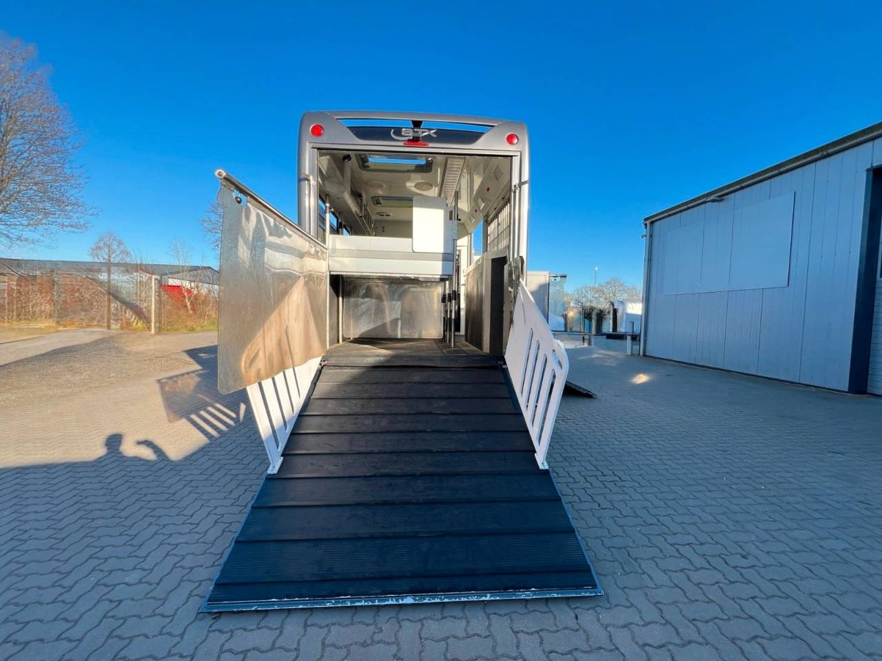 Cami&oacute;n para caballos Mercedes MERCEDES-BENZ 0 De segunda mano