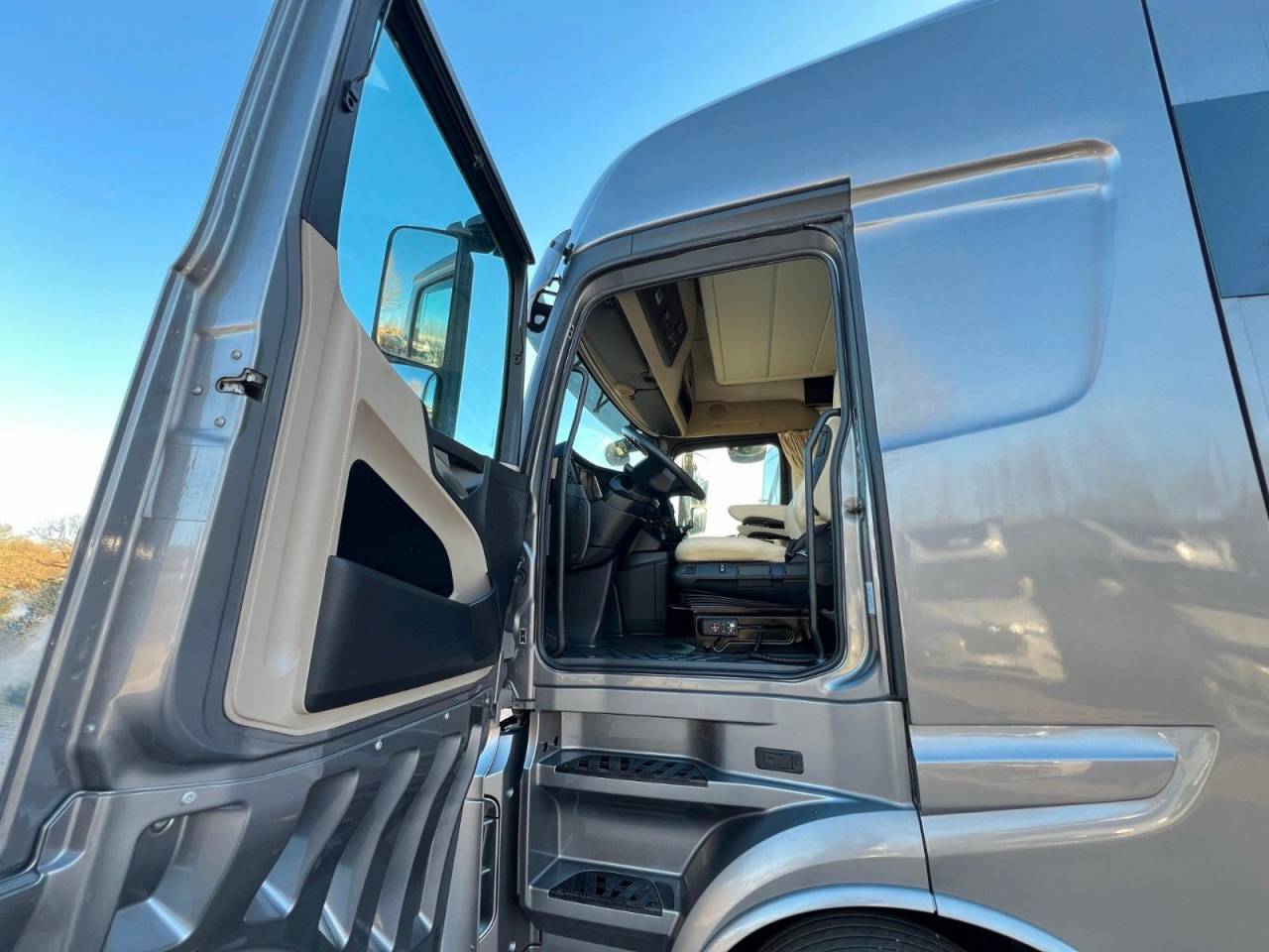 Cami&oacute;n para caballos Mercedes MERCEDES-BENZ 0 De segunda mano