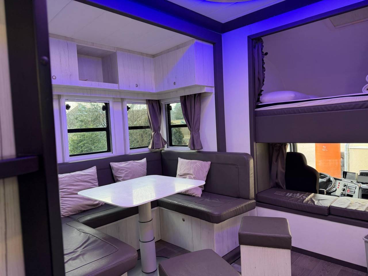 Cami&oacute;n para caballos Mercedes MERCEDES-BENZ 0 De segunda mano