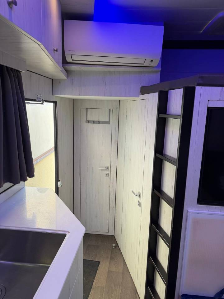 Cami&oacute;n para caballos Mercedes MERCEDES-BENZ 0 De segunda mano