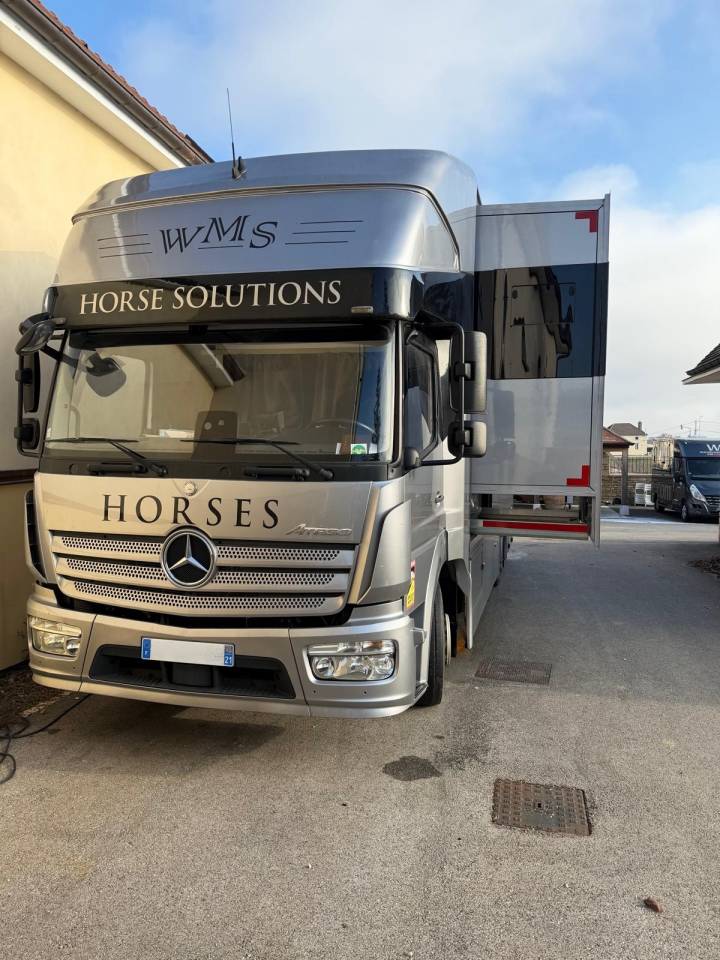 Cami&oacute;n para caballos Mercedes MERCEDES-BENZ 0 De segunda mano