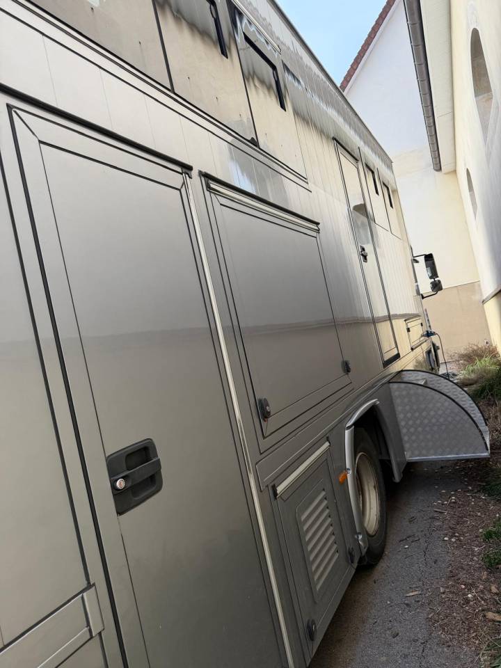 Cami&oacute;n para caballos Mercedes MERCEDES-BENZ 0 De segunda mano