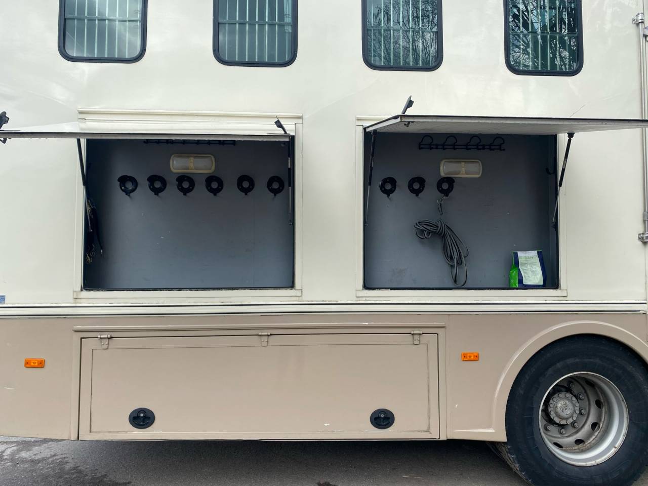 Cami&oacute;n para caballos Iveco Cursor 2000 De segunda mano