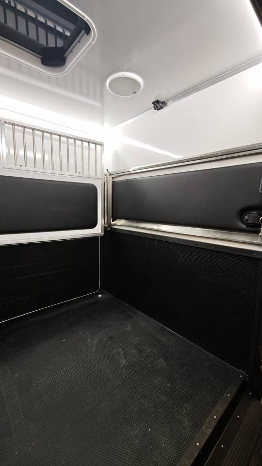 Furgoneta para caballos Krismar 5p stalles 2026 Nuevo