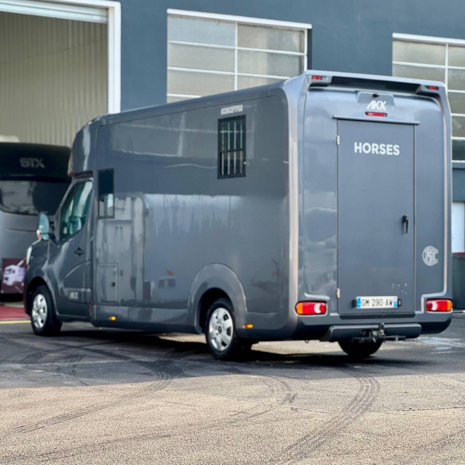 Furgoneta para caballos AKX 5stalles 2023 De segunda mano