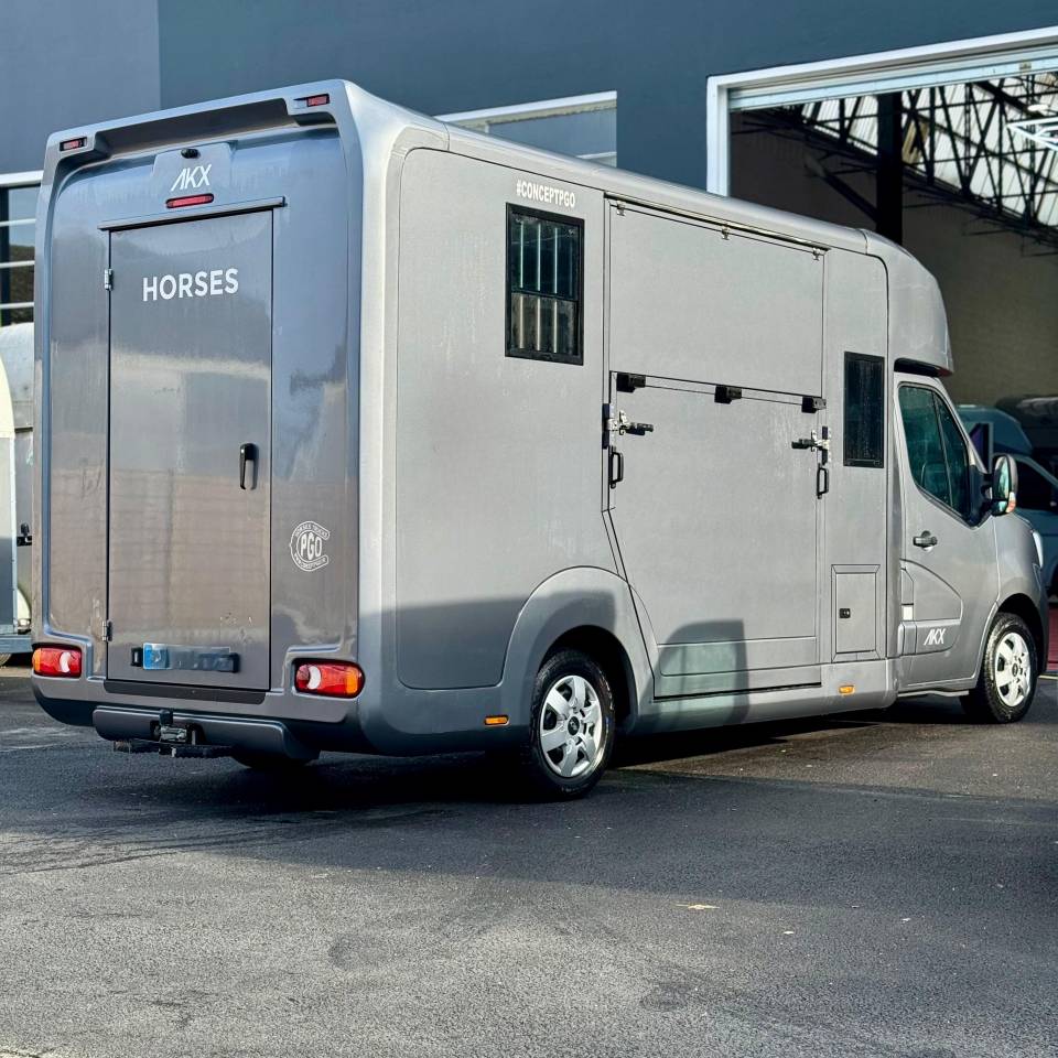 Furgoneta para caballos AKX 5stalles 2023 De segunda mano