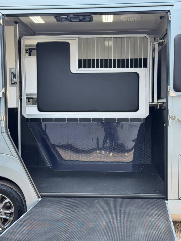 Furgoneta para caballos AKX 5stalles 2023 De segunda mano