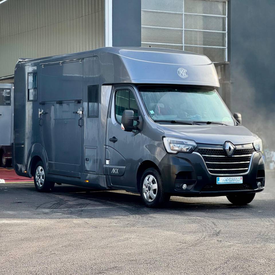 Furgoneta para caballos AKX 5stalles 2023 De segunda mano