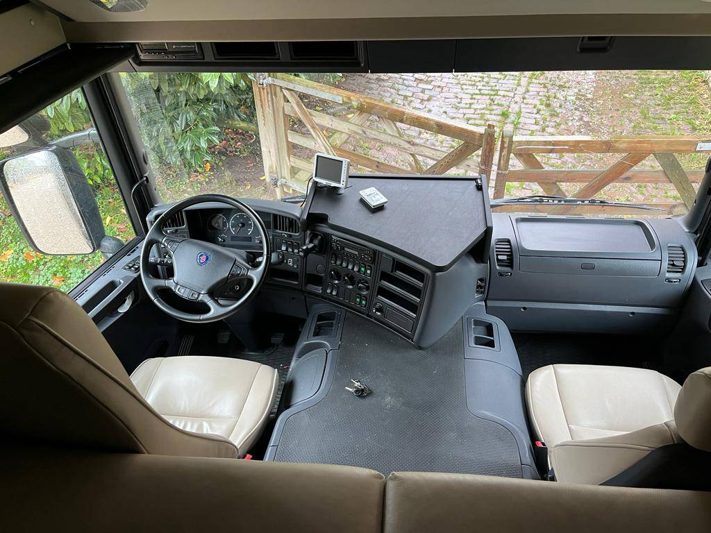 Cami&oacute;n para caballos Scania P380 2009 De segunda mano