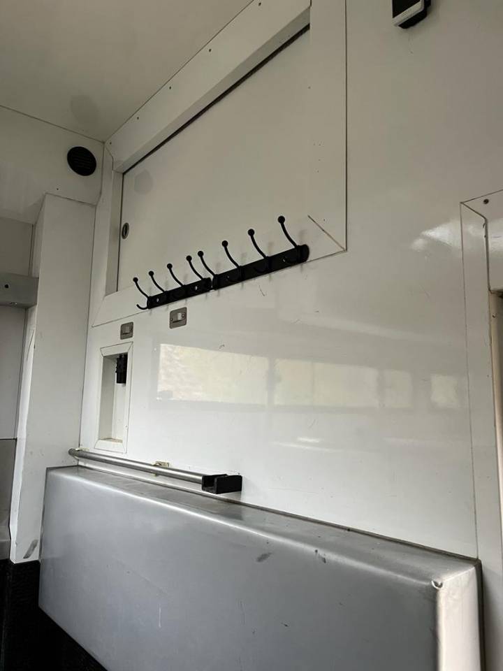 Cami&oacute;n para caballos Scania P380 2009 De segunda mano