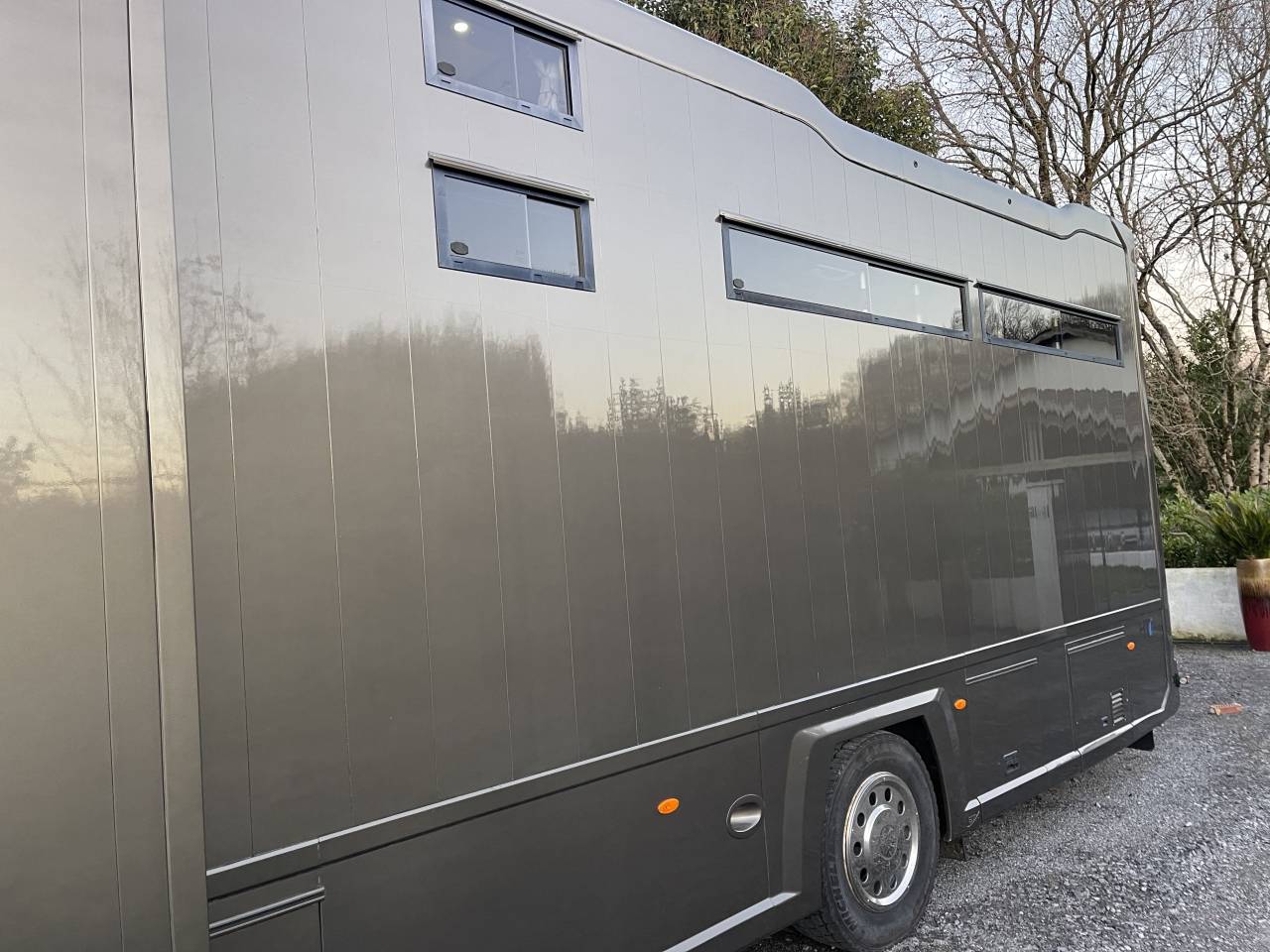 Cami&oacute;n para caballos Scania P380 2009 De segunda mano