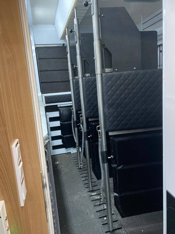 Cami&oacute;n para caballos Volvo fm 2012 De segunda mano