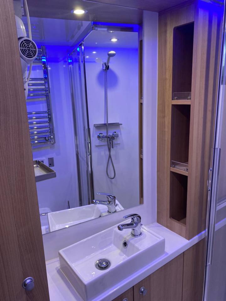 Cami&oacute;n para caballos Volvo fm 2012 De segunda mano