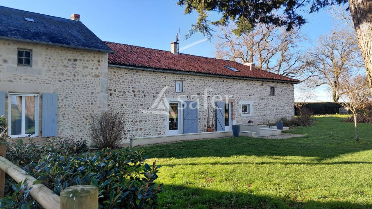 Explotaci&oacute;n agr&iacute;cola En venta Vienne