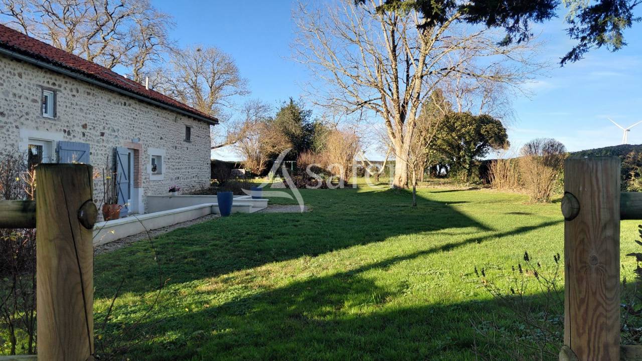 Explotaci&oacute;n agr&iacute;cola En venta Vienne