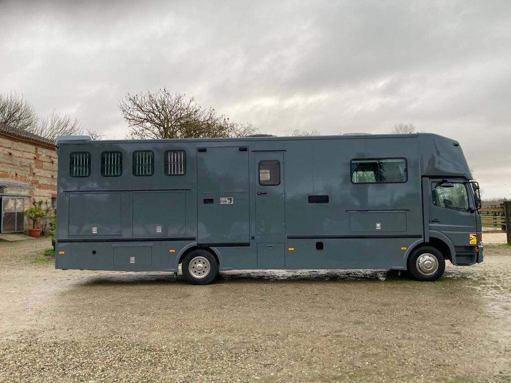 Cami&oacute;n para caballos Mercedes AK 2004 De segunda mano