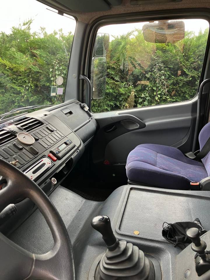 Cami&oacute;n para caballos Mercedes AK 2004 De segunda mano