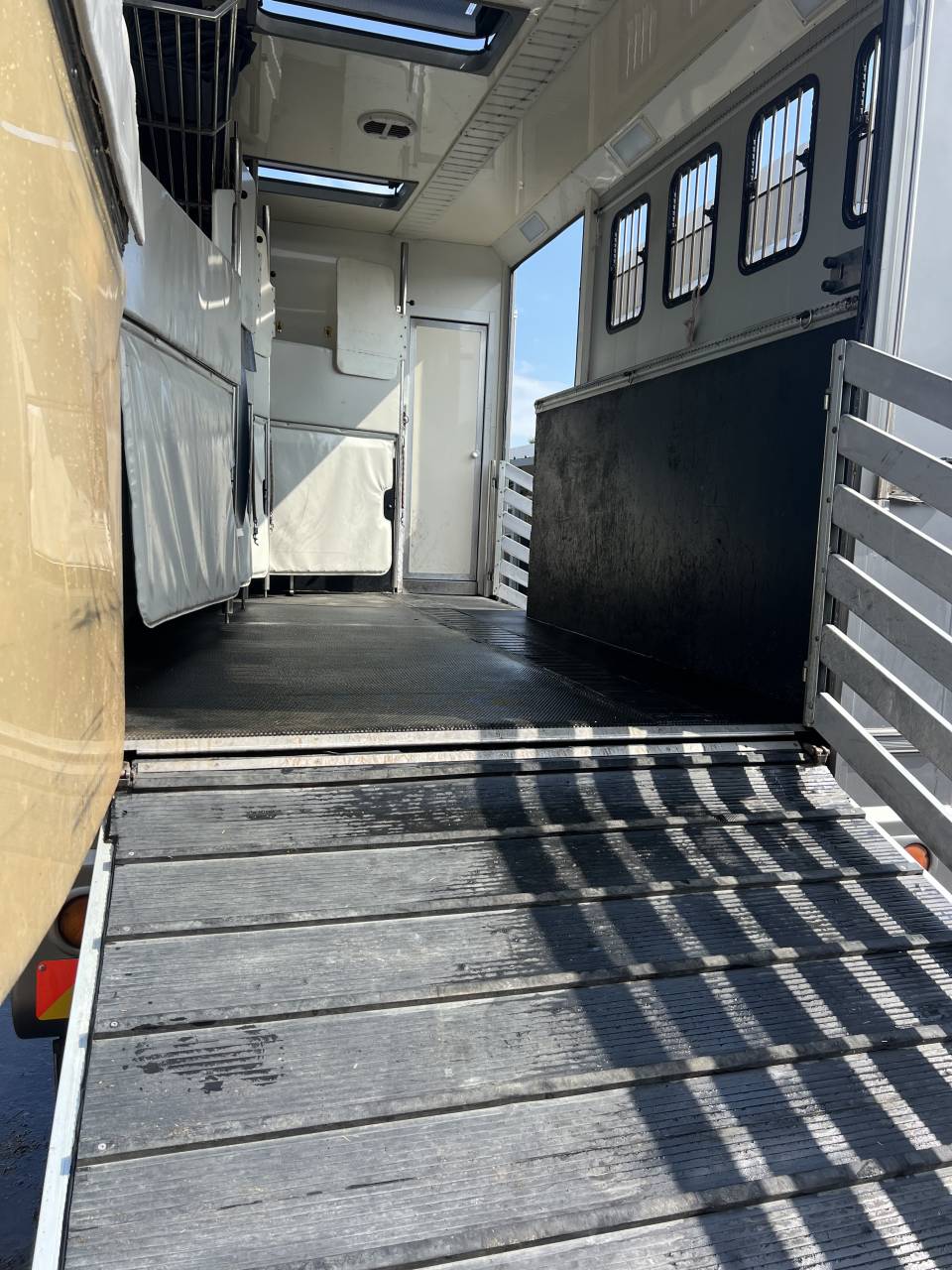 Cami&oacute;n para caballos Mercedes Atego 2004 De segunda mano