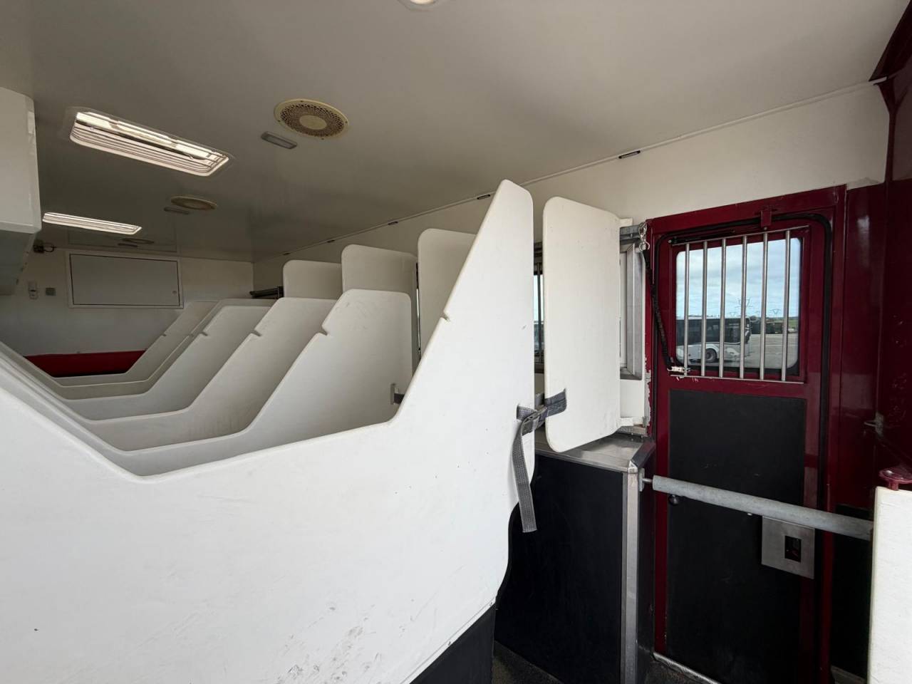 Cami&oacute;n para caballos Volvo Paillard 2017 De segunda mano