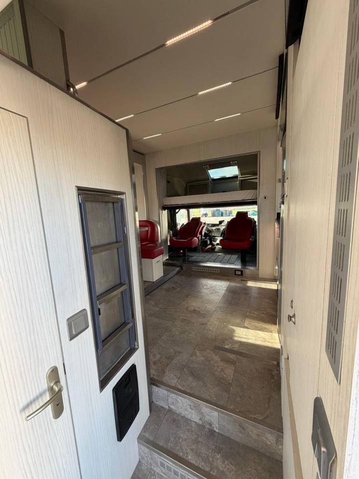 Cami&oacute;n para caballos Volvo Paillard 2017 De segunda mano