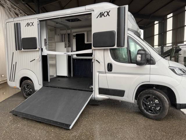 Furgoneta para caballos AKX Opel Movano 2026 Nuevo