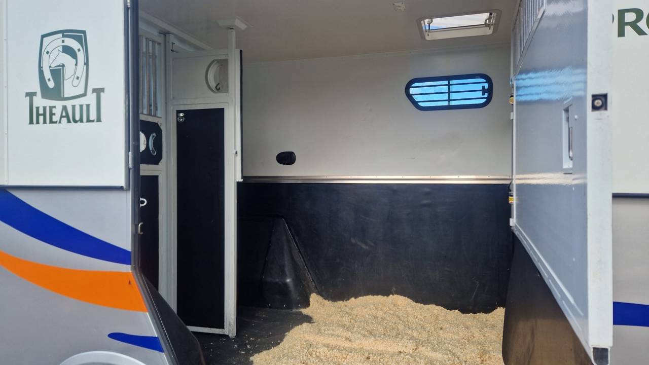 Furgoneta para caballos Theault peugeot  master 2013 De segunda mano