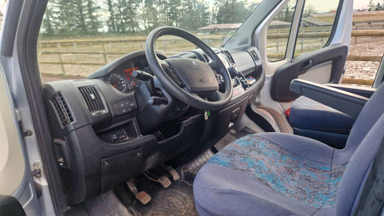 Furgoneta para caballos Theault peugeot  master 2013 De segunda mano